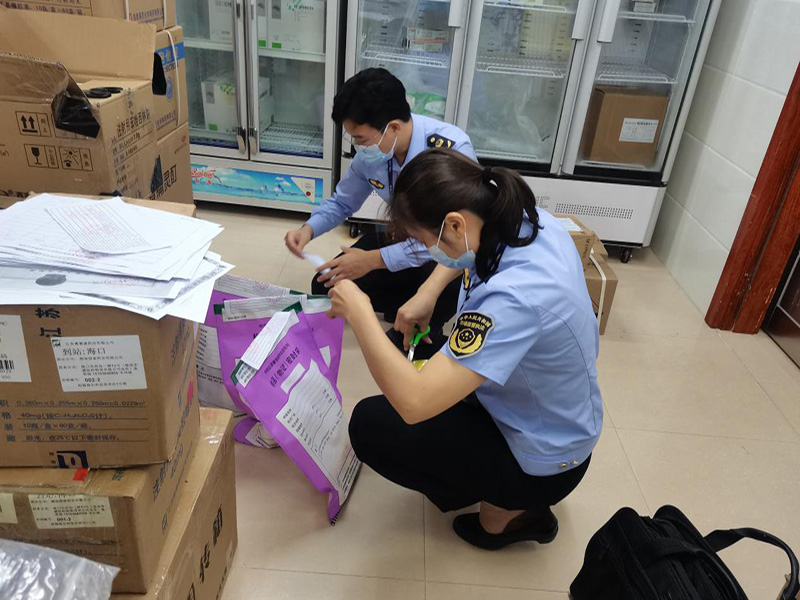 执法人员在医疗机构抽检药品