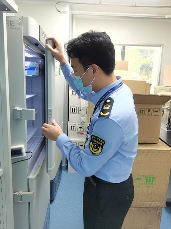 执法人员检查新冠核酸检测试剂
