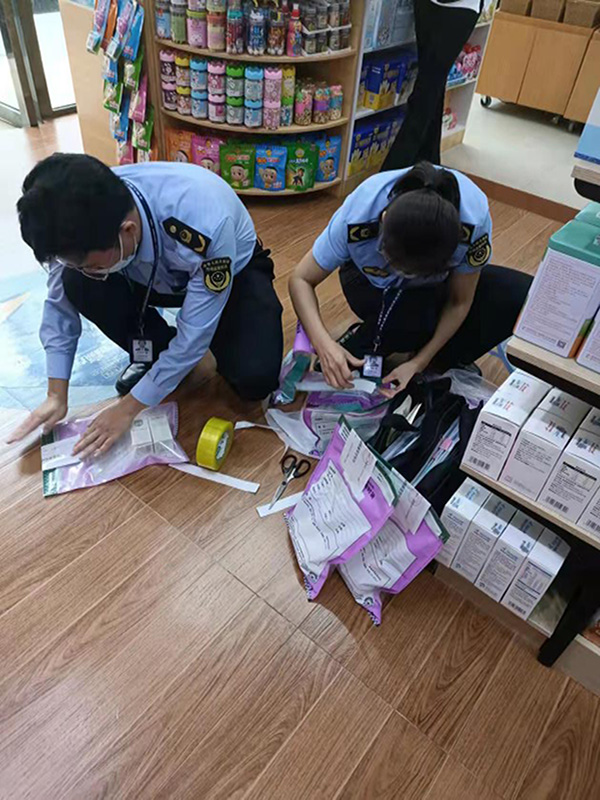 执法人员在母婴店抽检儿童类化妆品