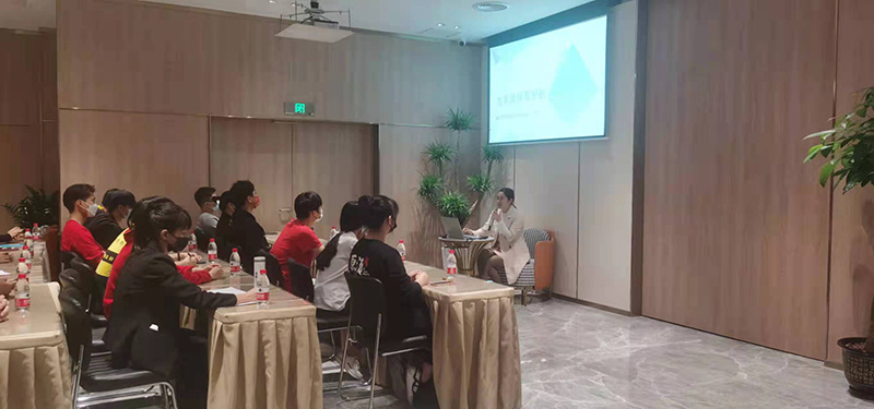 对某化妆品集中交易市场开办者管理人员及化妆品经营者集中进行法规宣贯