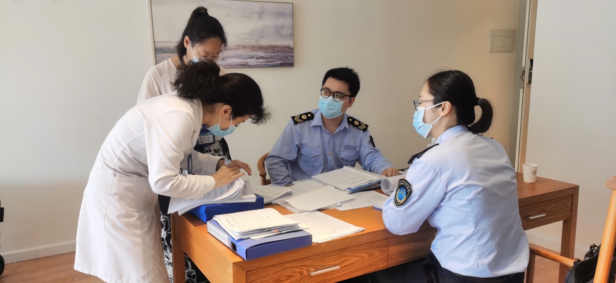 工作人员在博鳌一龄生命养护中心检查