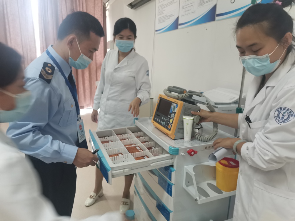 工作人员在超级医院检查