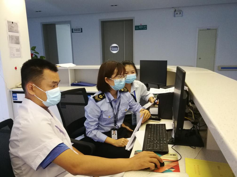 工作人员在省人民医院乐城院区检查