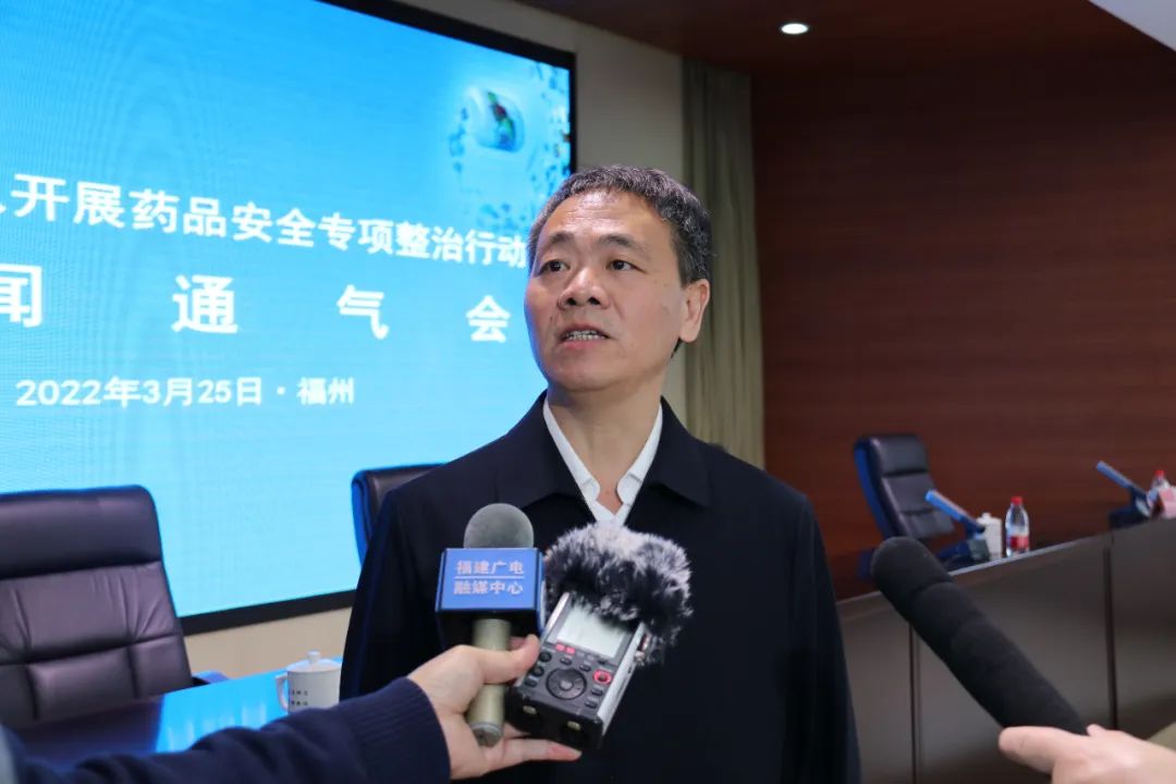 省药监局医疗器械监管处负责人黄海荣向媒体介绍加强防控医疗物资（医疗器械）质量监管情况和具体措施
