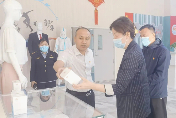 新疆维吾尔自治区药监局对和田地区“两品一械”风险排查工作进行检查培训
