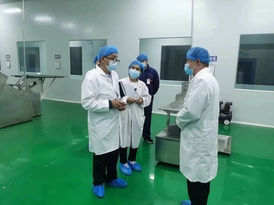 新疆维吾尔自治区药监局对和田地区“两品一械”风险排查工作进行检查培训