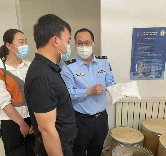 新疆维吾尔自治区药监局对和田地区“两品一械”风险排查工作进行检查培训