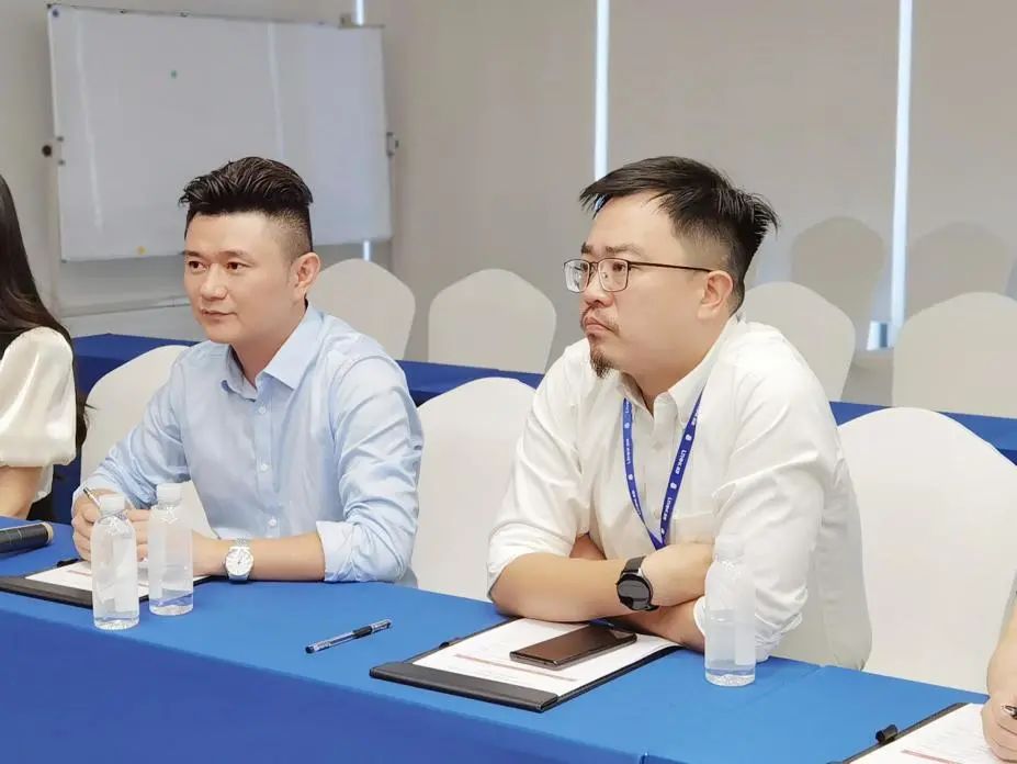 图| 远信集团公共事务部总监胡斌（右）、高级运营总监（左）郑俊峰