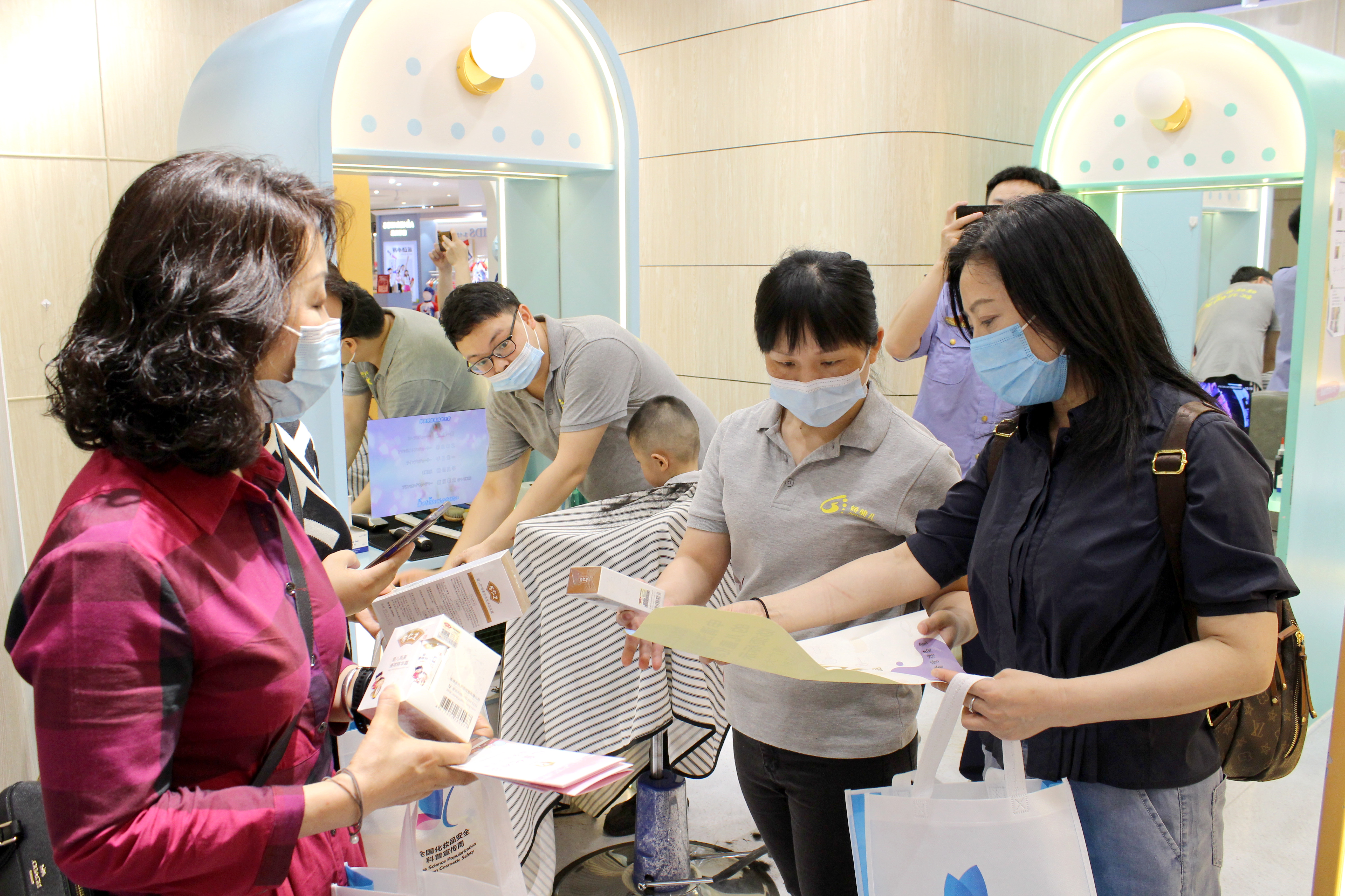 贵阳丨贵阳市开展化妆品安全科普宣传进商场活动