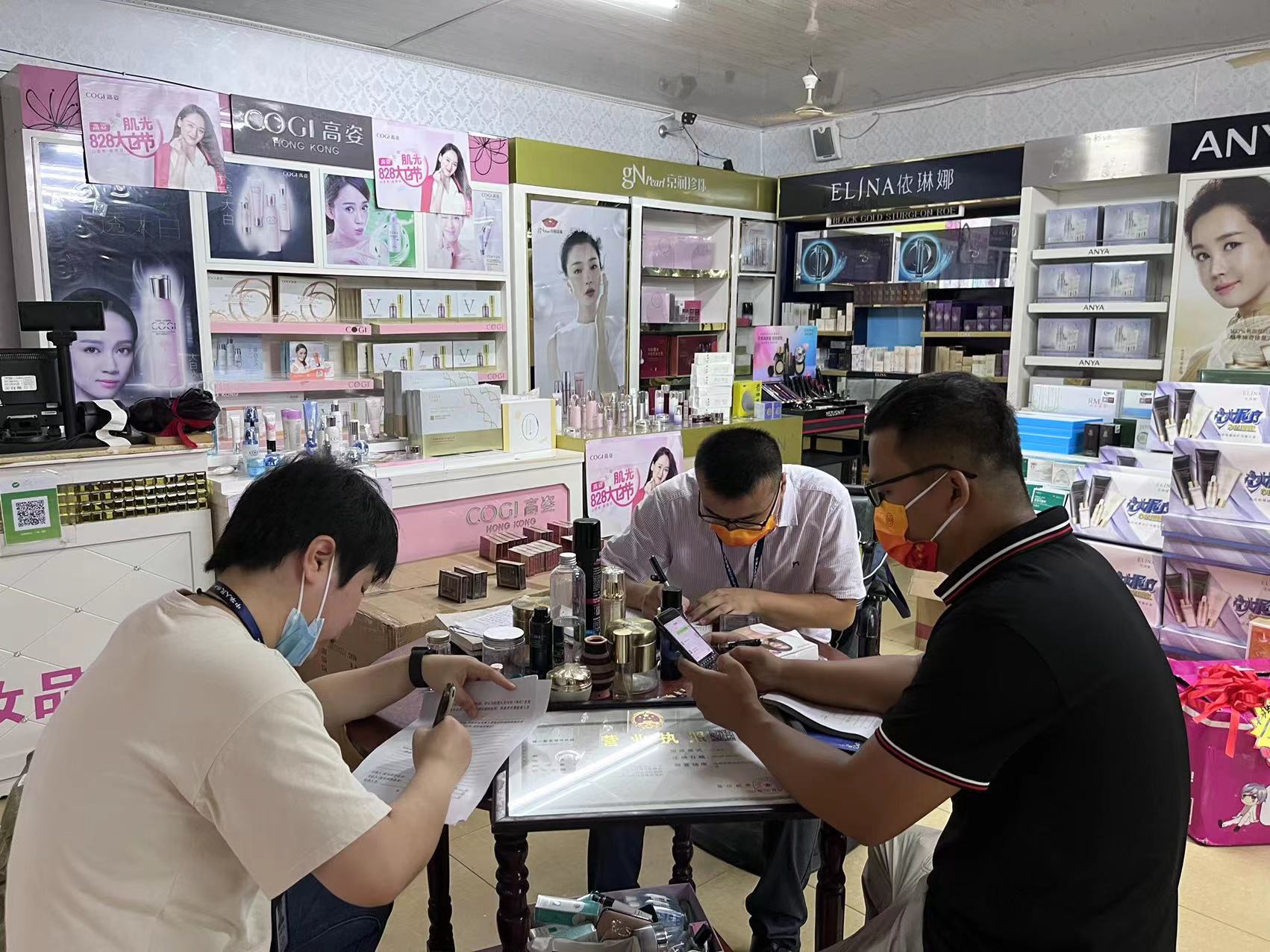海南省临高县市场局联合临高县综合行政执法局开展化妆品安全“护航行动”