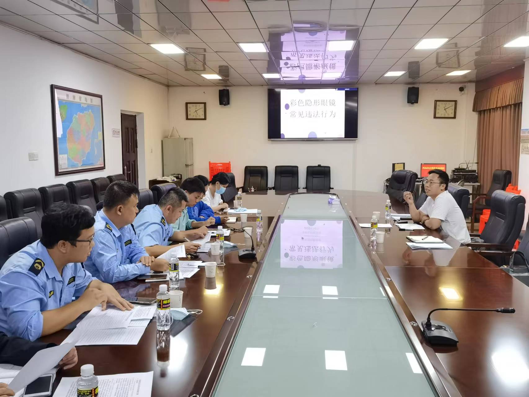 海南省药监局深入基层指导装饰性彩色隐形眼镜专项整治案件查处工作