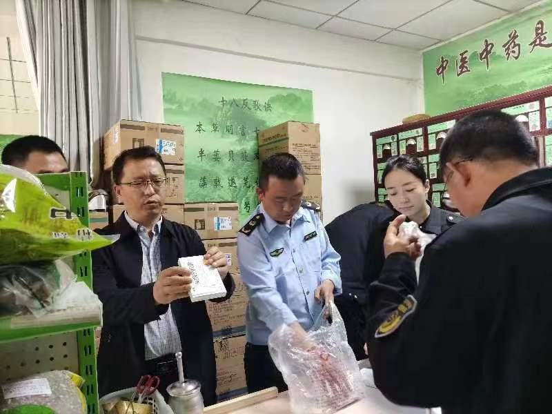 甘肃省天水市市场监管局督查“两品一械”监管工作